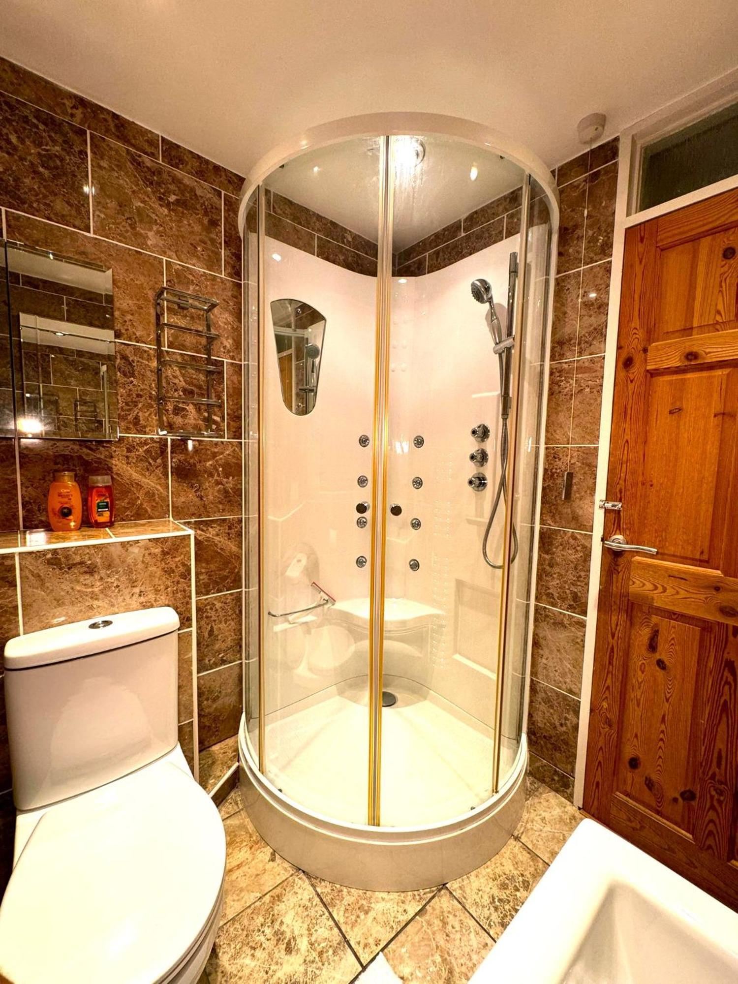 Dundridge - Morden Urban Living - Sleeps Up To 9 Guests & Private Parking For 2 Vehicles Apartment