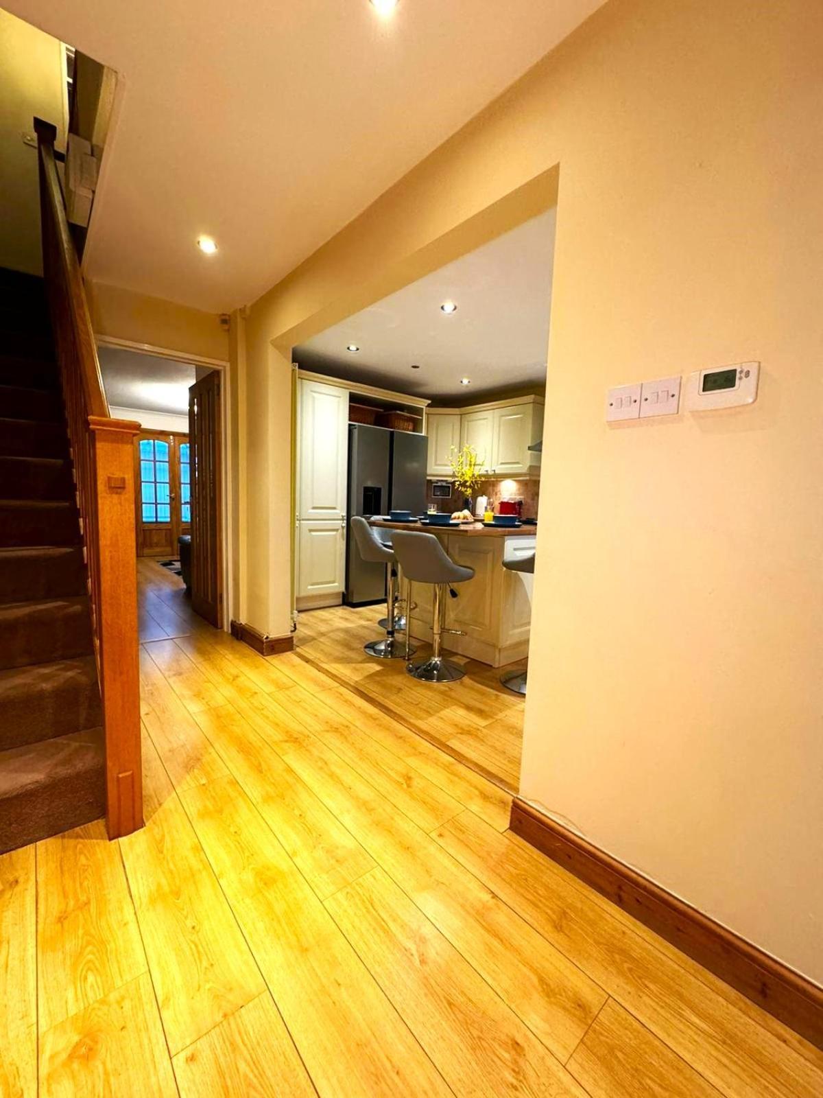 Apartment Dundridge - Morden Urban Living - Sleeps Up To 9 Guests & Private Parking For 2 Vehicles