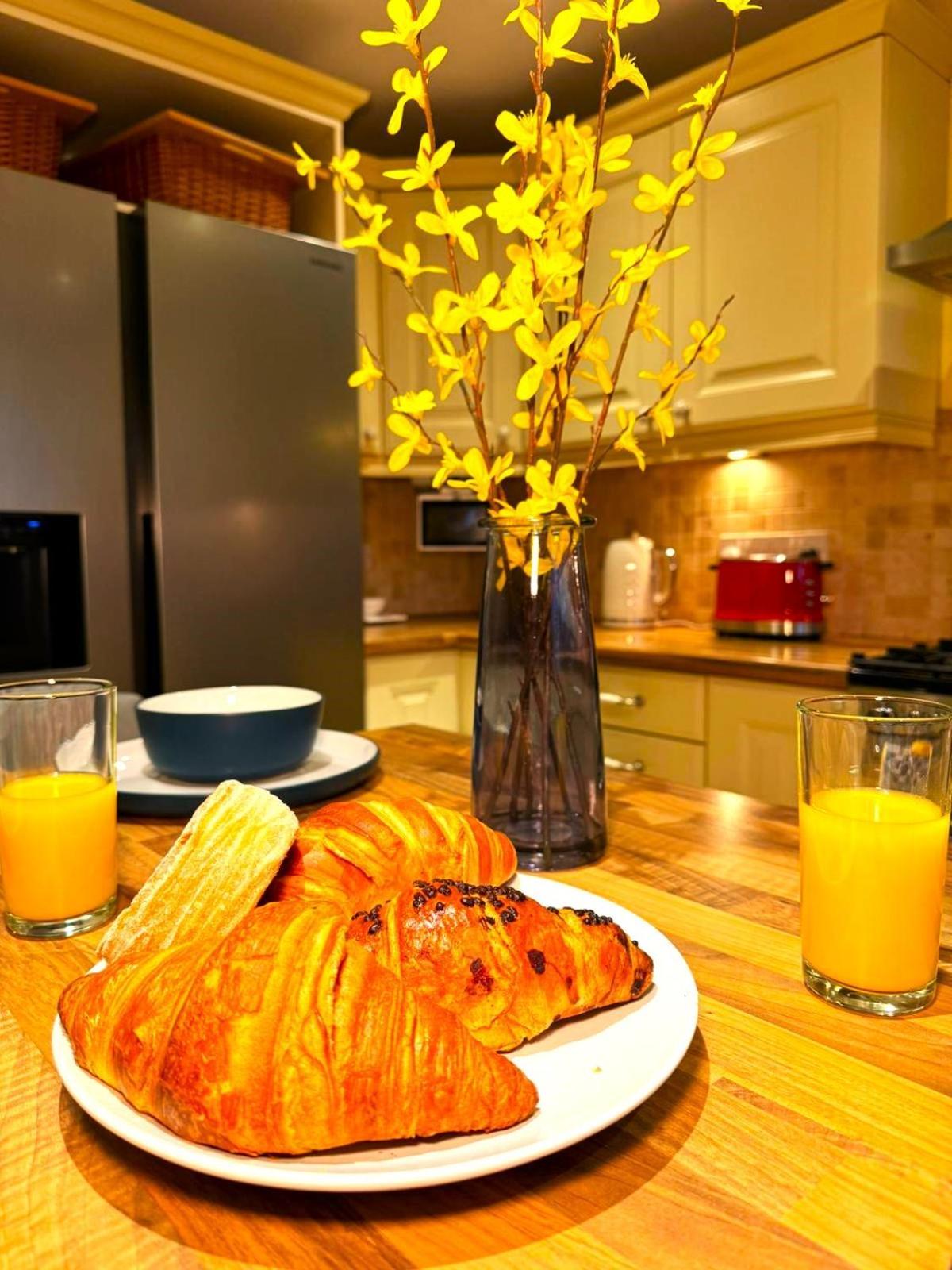 Dundridge - Morden Urban Living - Sleeps Up To 9 Guests & Private Parking For 2 Vehicles Apartment *