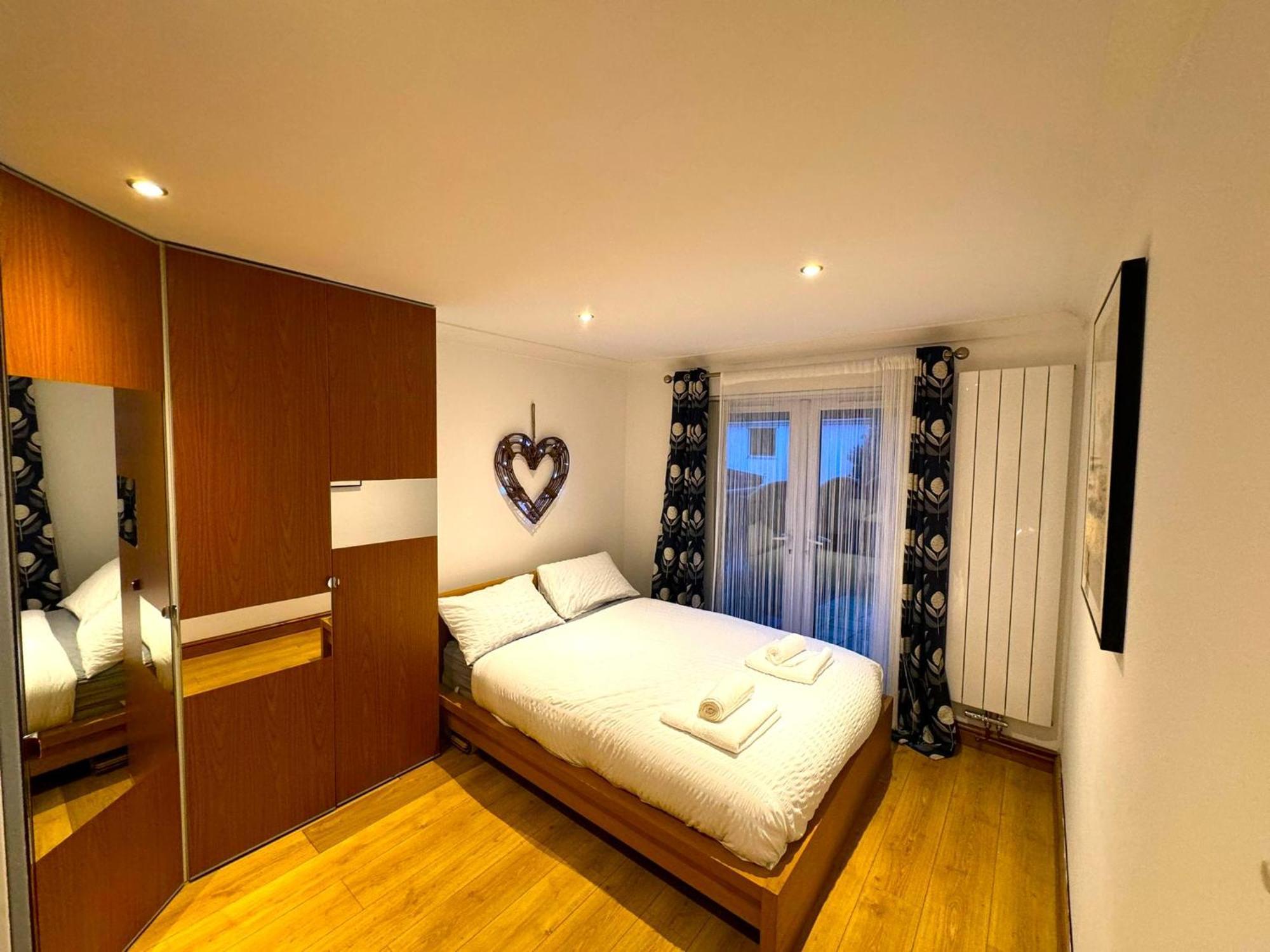 Apartment Dundridge - Morden Urban Living - Sleeps Up To 9 Guests & Private Parking For 2 Vehicles Bristol