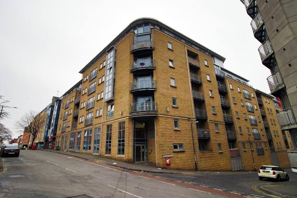 Apartment Bright 1bedroom Apartment, Location With Balcony