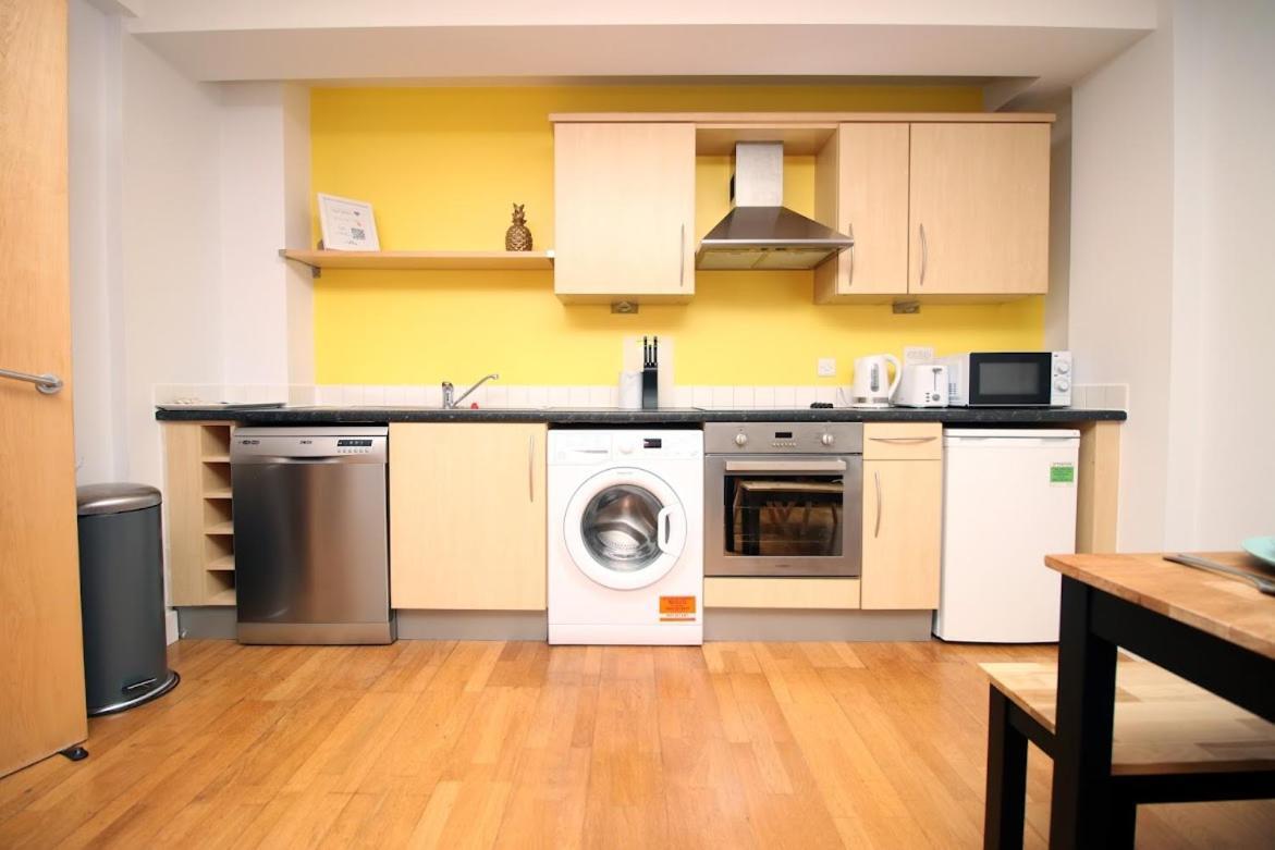 Apartment Bright 1bedroom Apartment, Location With Balcony Bristol