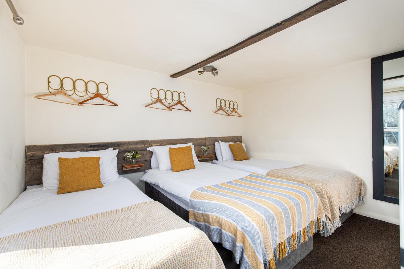 The Pine Including Games Room, Camp Fire & Hot Tub Holiday home Bristol