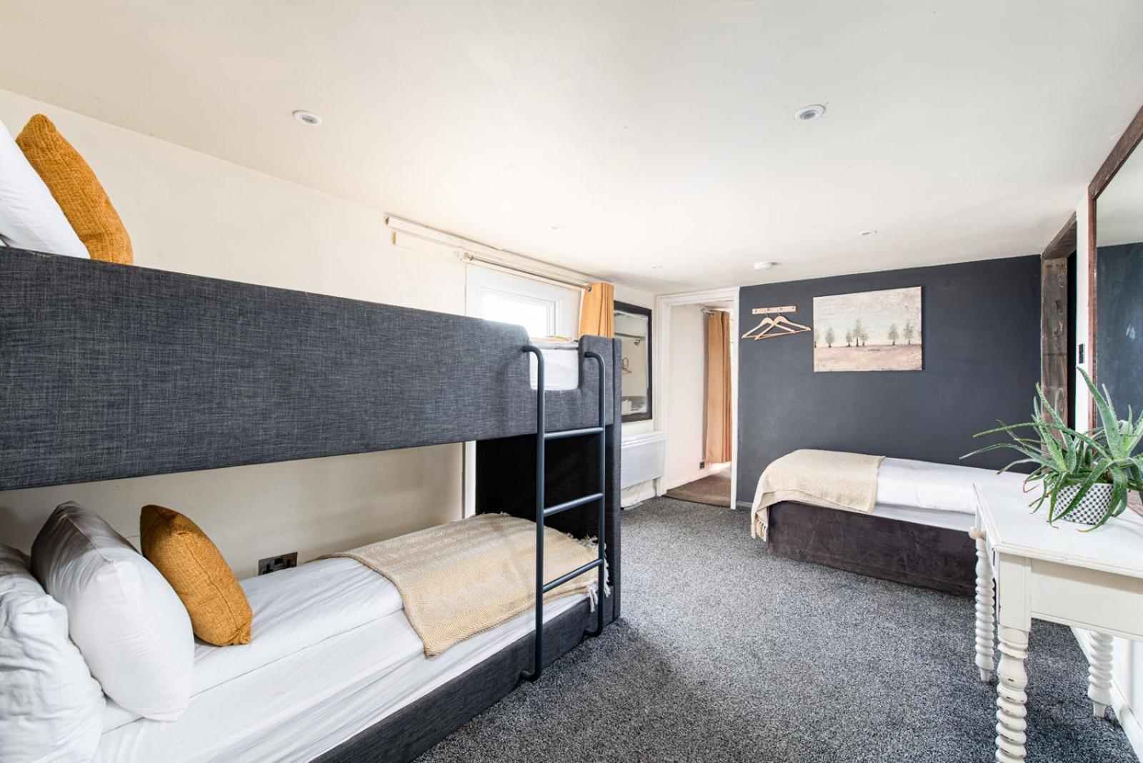 The Pine Including Games Room, Camp Fire & Hot Tub Holiday home *