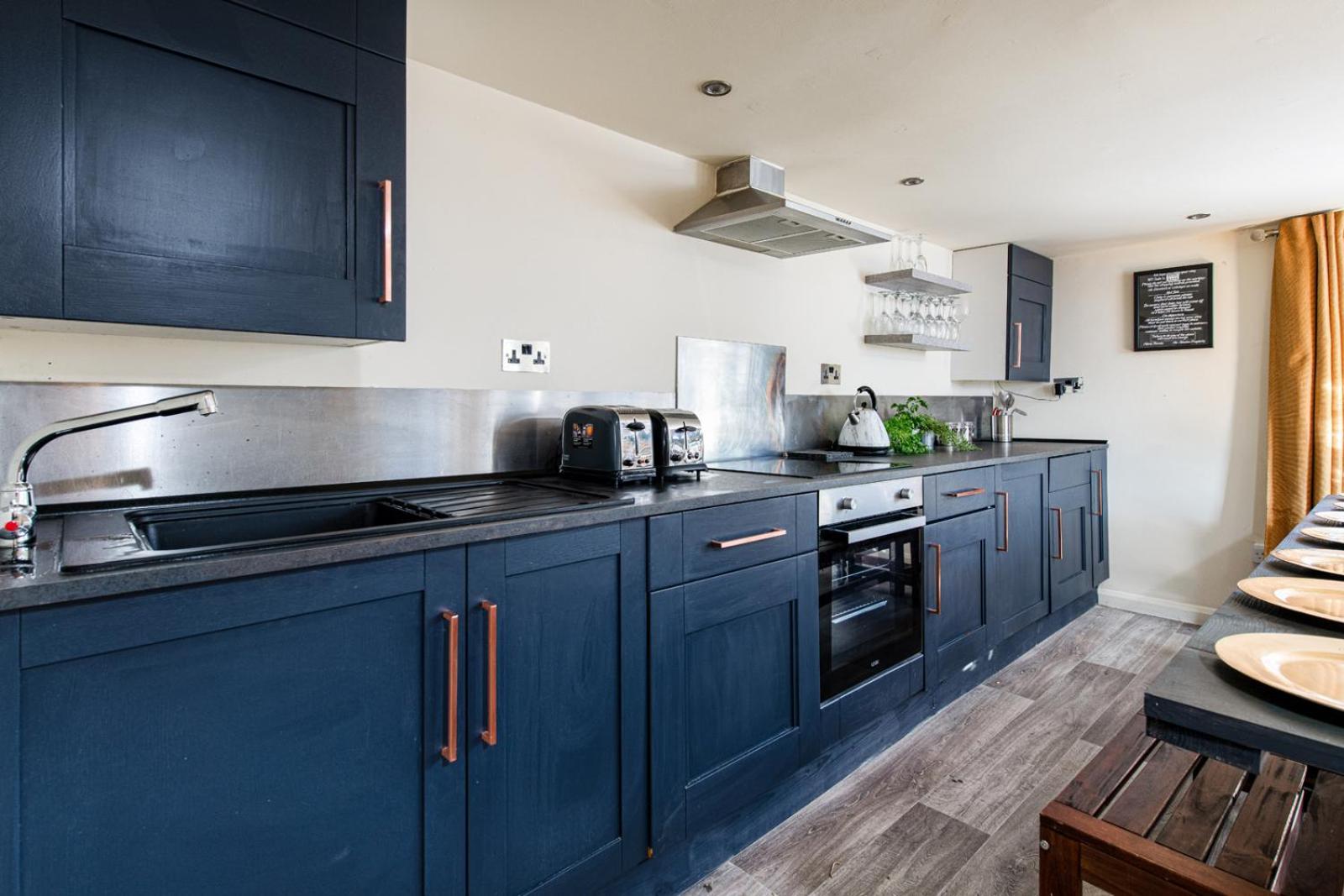 The Pine Including Games Room, Camp Fire & Hot Tub Holiday home Bristol