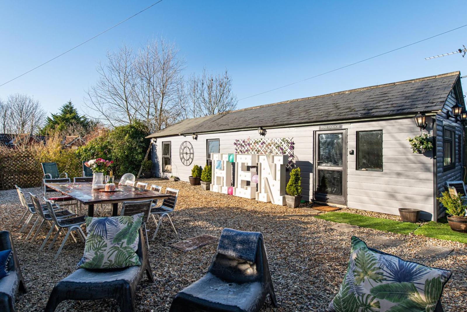 The Pine Including Games Room, Camp Fire & Hot Tub Bristol