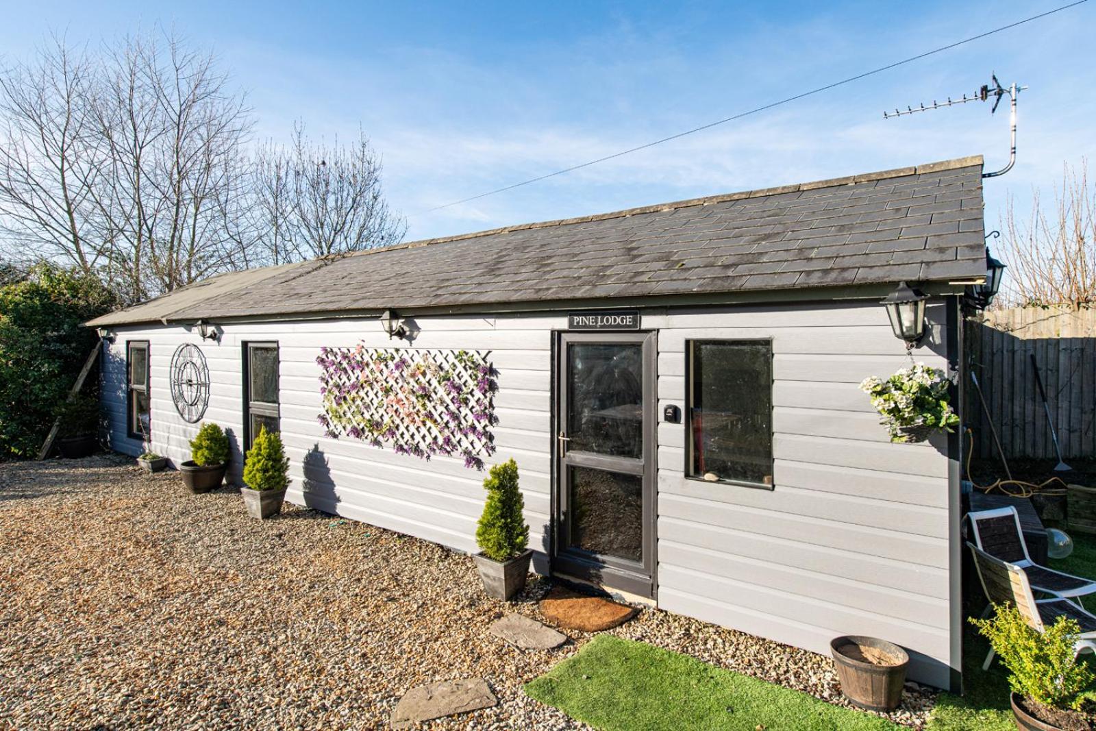 The Pine Including Games Room, Camp Fire & Hot Tub * Bristol