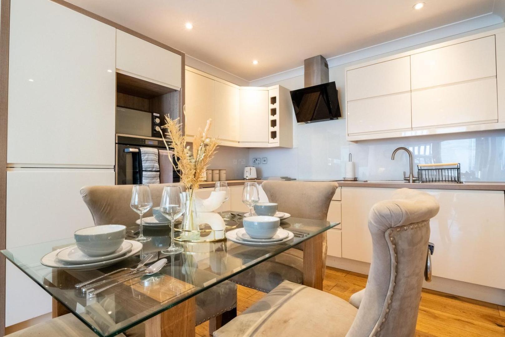 Vibrant Old 2br - Full Kitchen Wifi