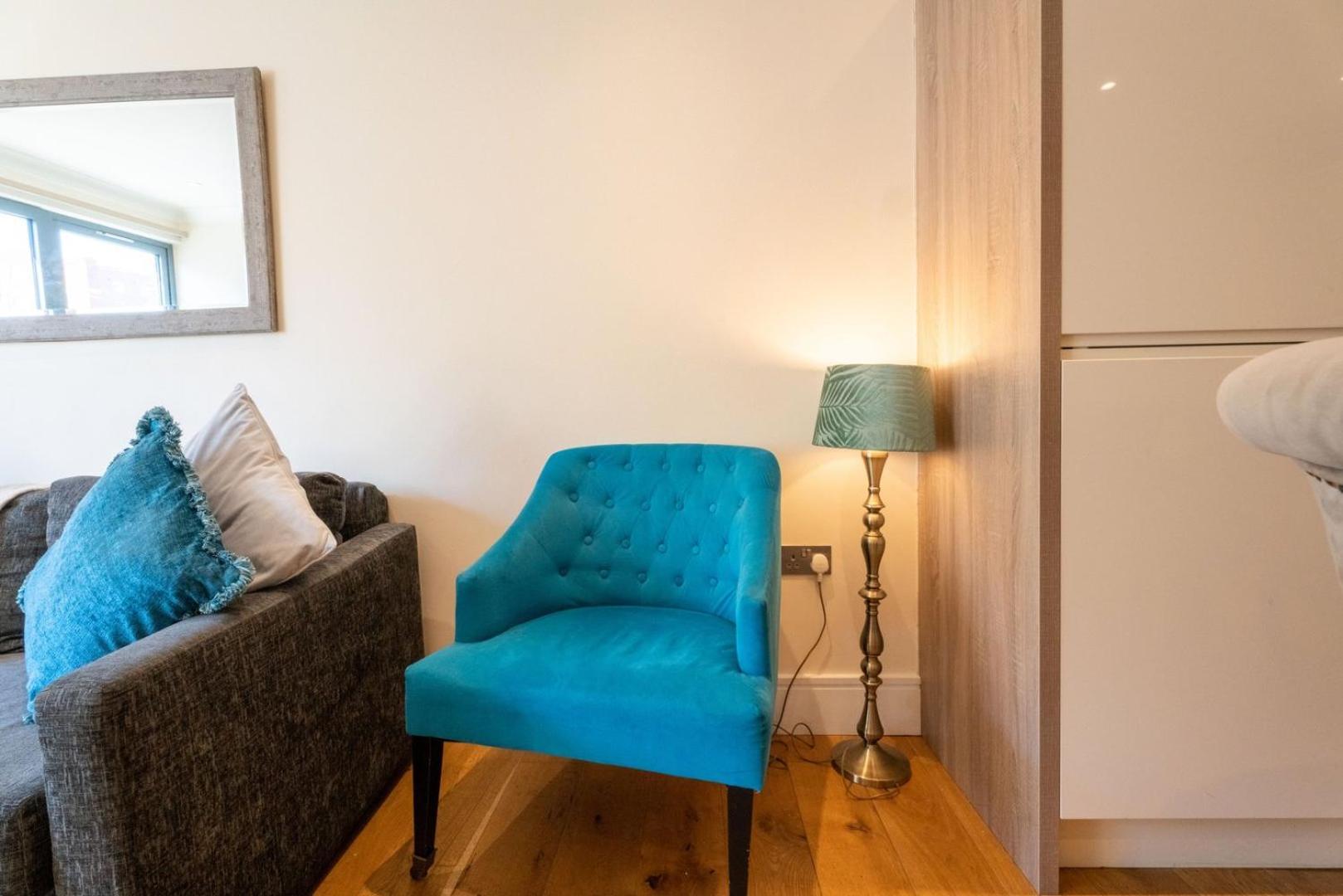 Vibrant Old 2br - Full Kitchen Wifi Apartment *