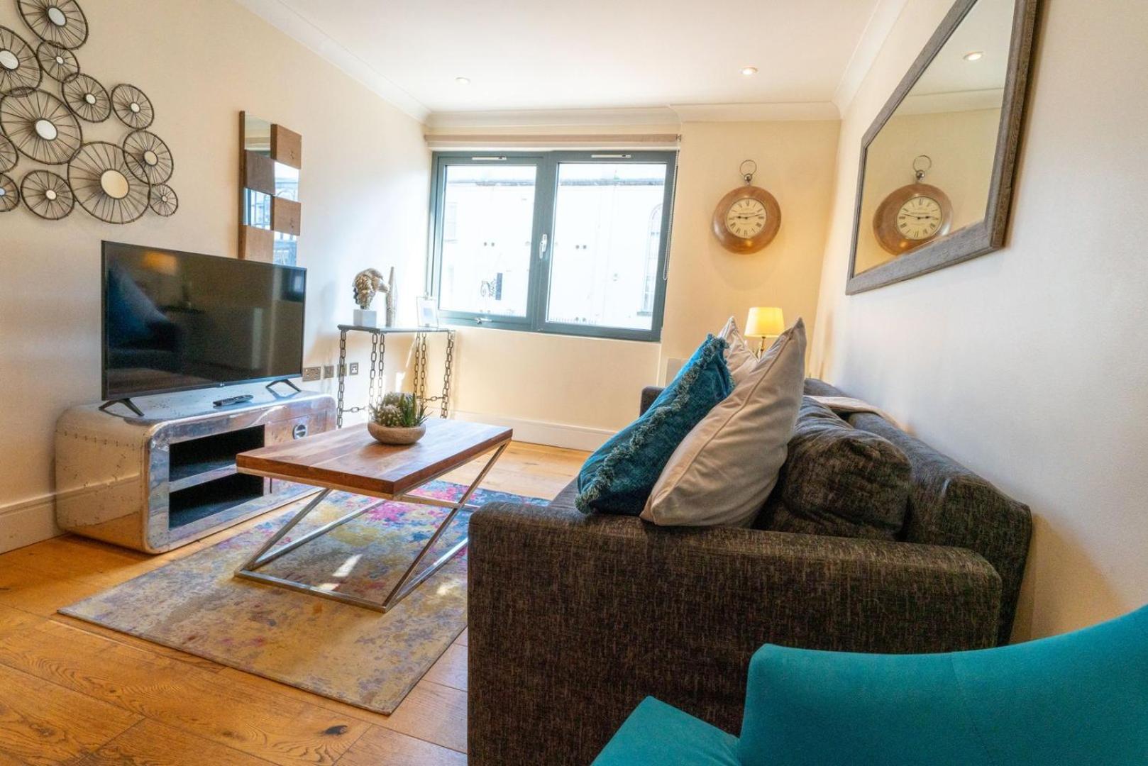 Vibrant Old 2br - Full Kitchen Wifi *