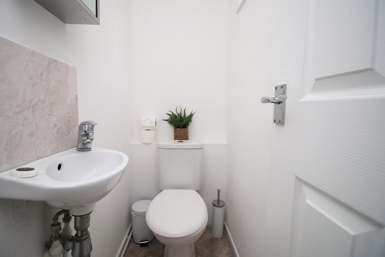 4 Bedroom With Free On Street Parking Guest house