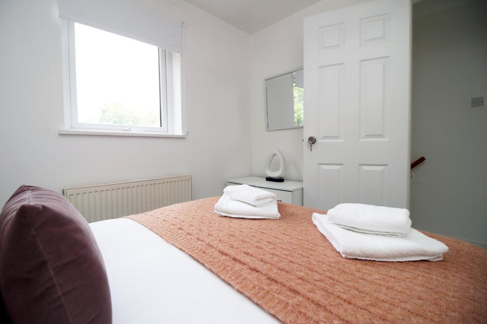 4 Bedroom With Free On Street Parking *