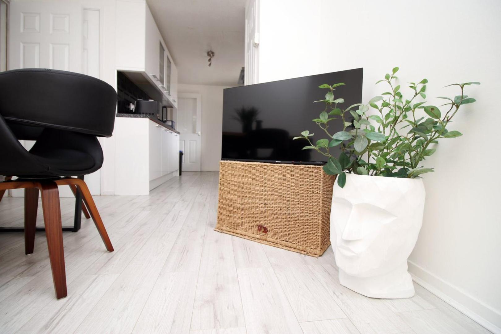 4 Bedroom With Free On Street Parking Guest house *