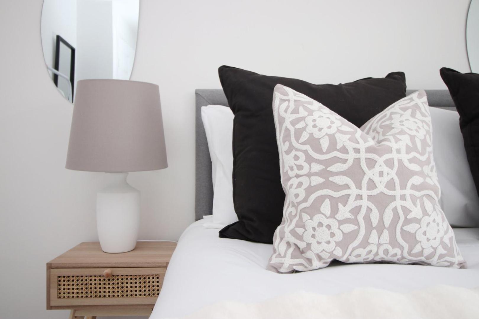 Guest house 4 Bedroom With Free On Street Parking *