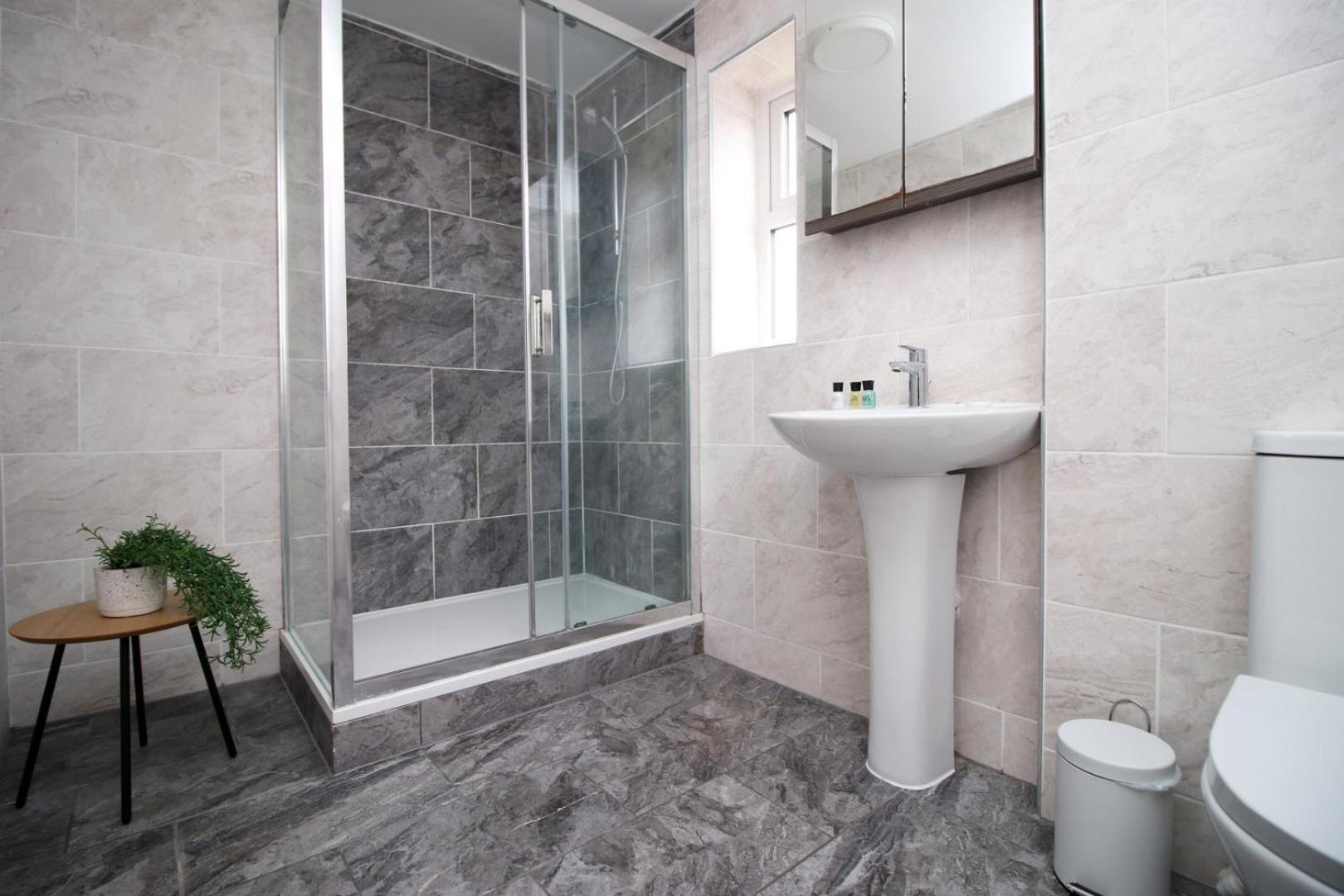 4 Bedroom With Free On Street Parking Guest house *