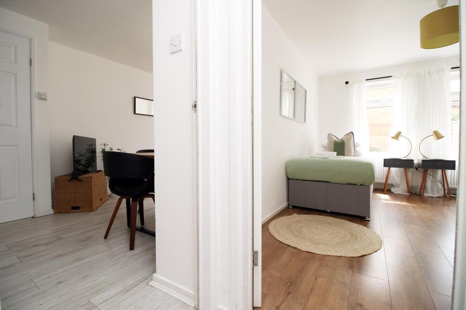 Guest house 4 Bedroom With Free On Street Parking