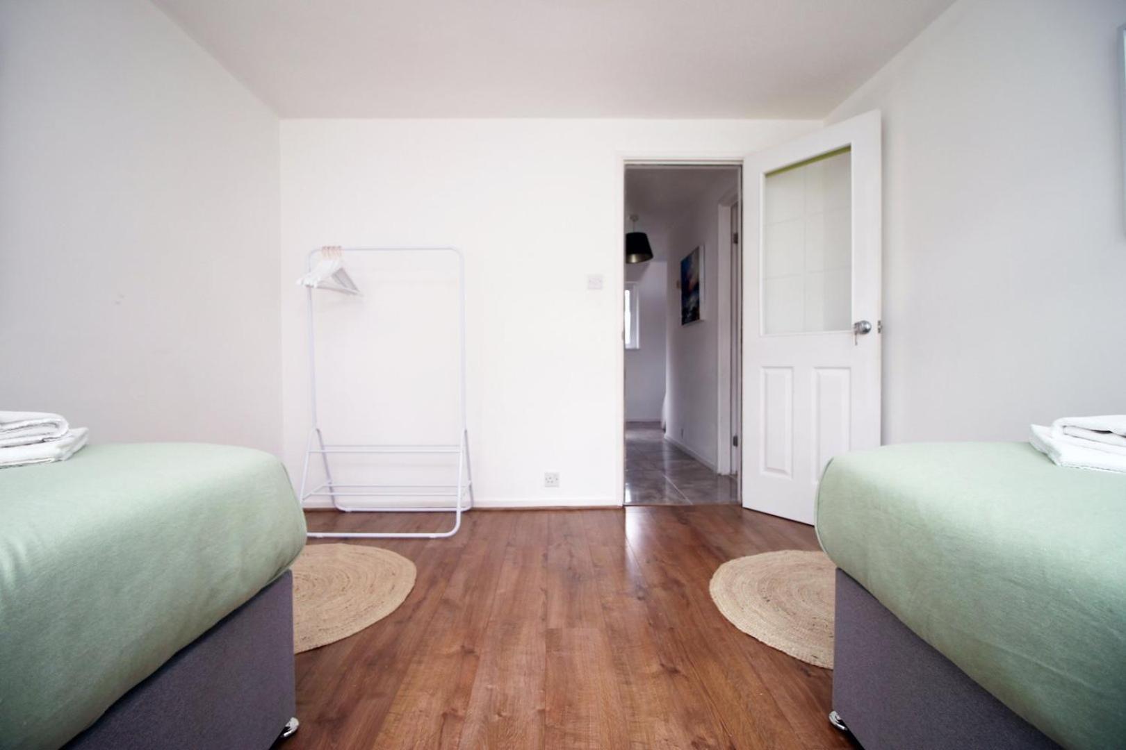 Guest house 4 Bedroom With Free On Street Parking *