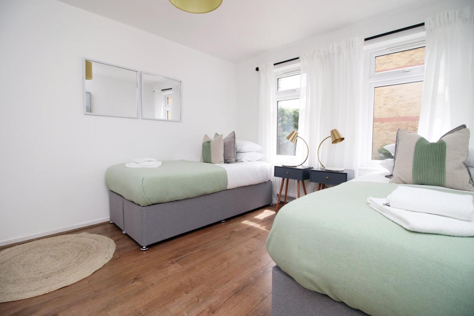 4 Bedroom With Free On Street Parking Guest house *