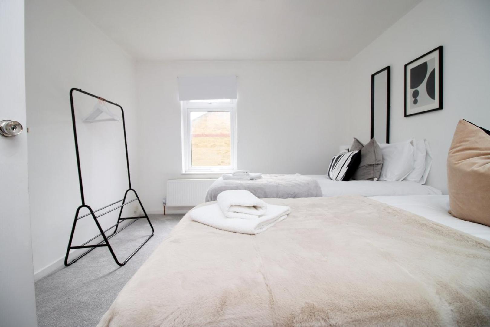 Guest house 4 Bedroom With Free On Street Parking