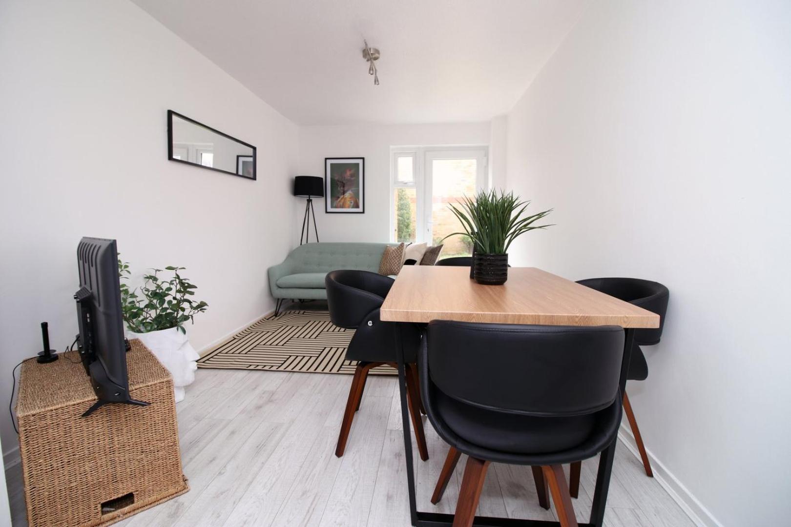 4 Bedroom With Free On Street Parking