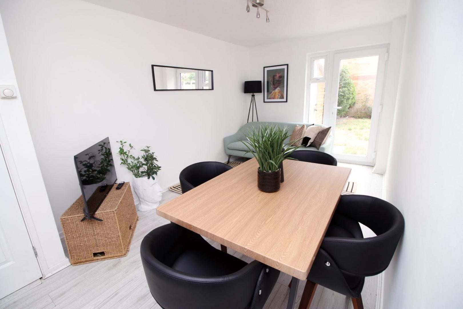 Guest house 4 Bedroom With Free On Street Parking