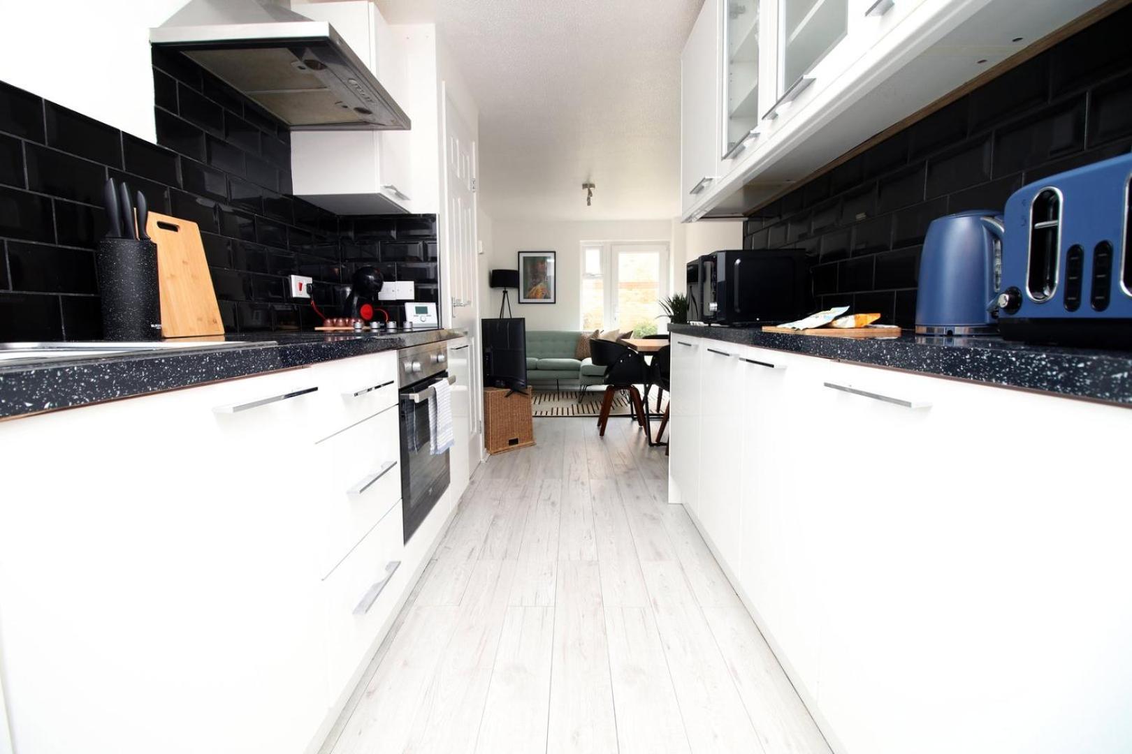 Guest house 4 Bedroom With Free On Street Parking *