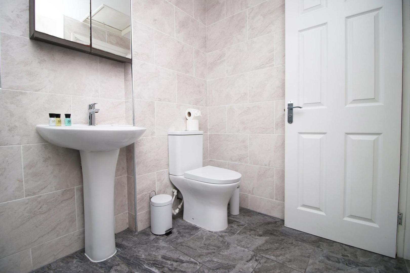 4 Bedroom With Free On Street Parking Guest house *