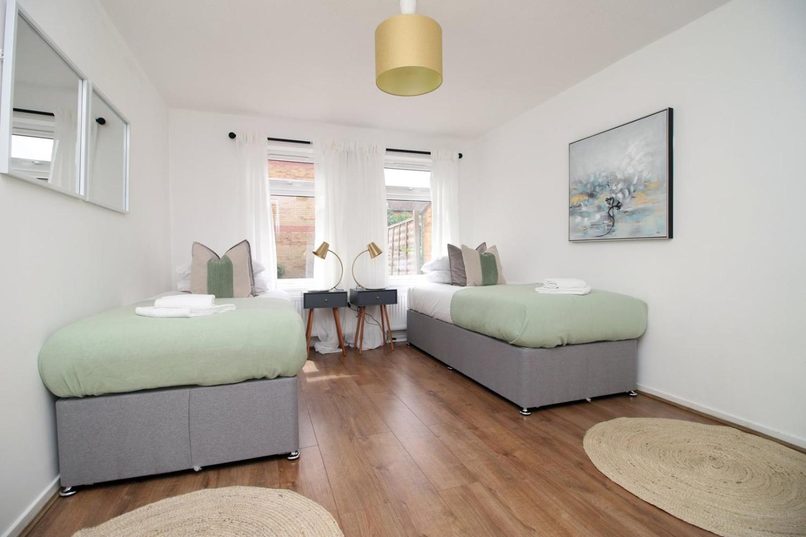 Guest house 4 Bedroom With Free On Street Parking
