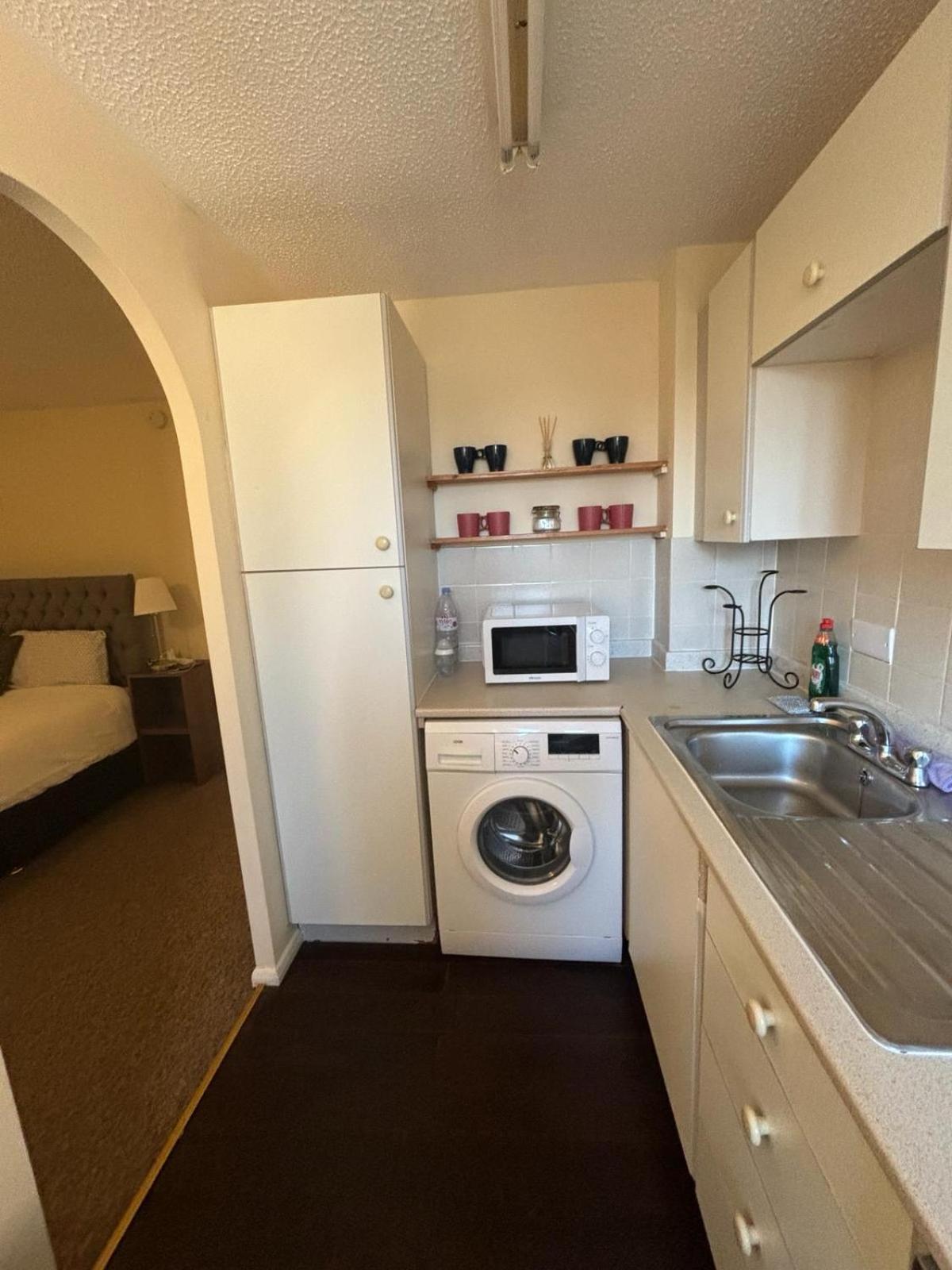 One Bedroom Flat And Spare Bed * Bristol