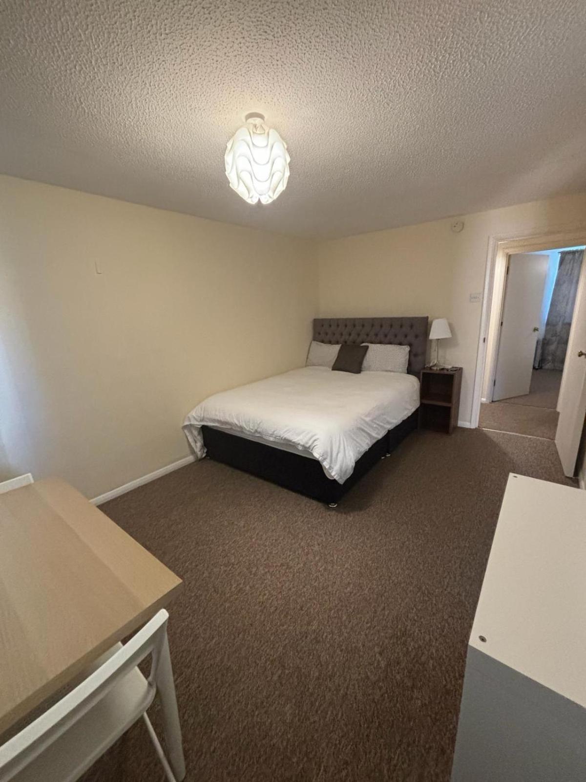 One Bedroom Flat And Spare Bed Apartment *