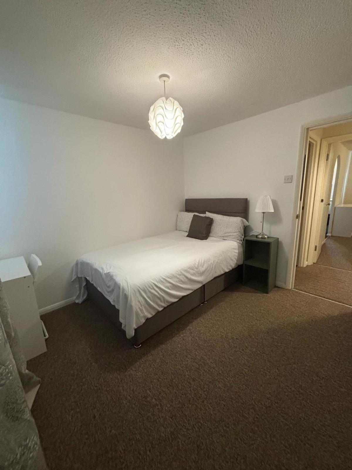 One Bedroom Flat And Spare Bed Apartment *