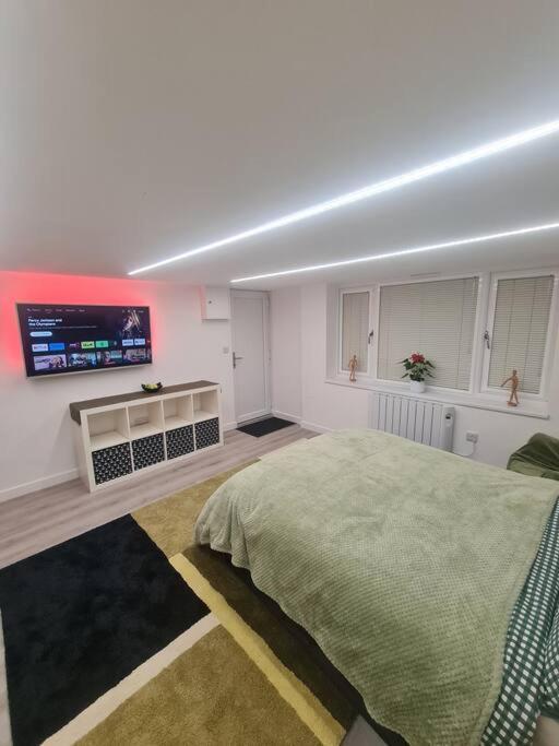 Converted Garage Ensuite * Bristol