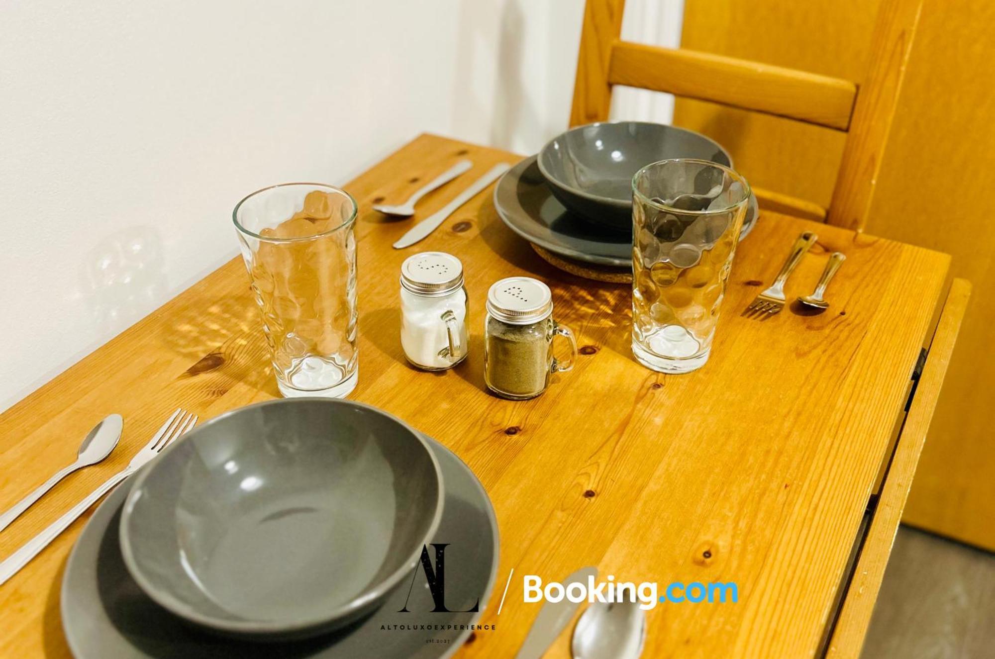 Holiday home The Purple 5 Bedroom House By Altoluxoexperience Short Lets & Serviced With Free Parking