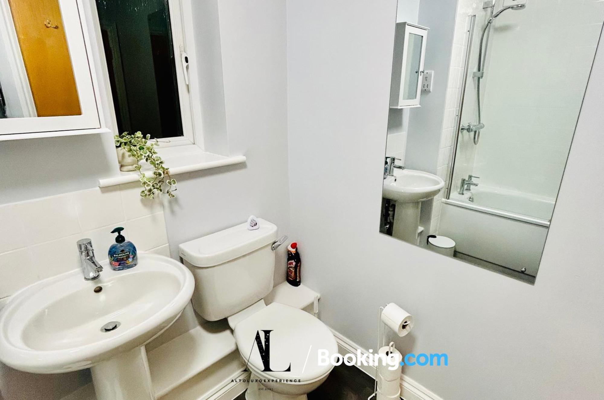 The Purple 5 Bedroom House By Altoluxoexperience Short Lets & Serviced With Free Parking Bristol