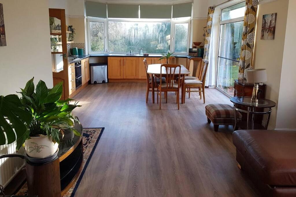 4 Bedroom Country * Bristol