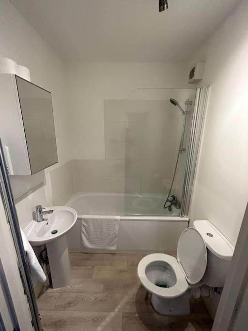 1 Bed Flat, Free Parking, 5 Min Walk To Airbus Apartment
