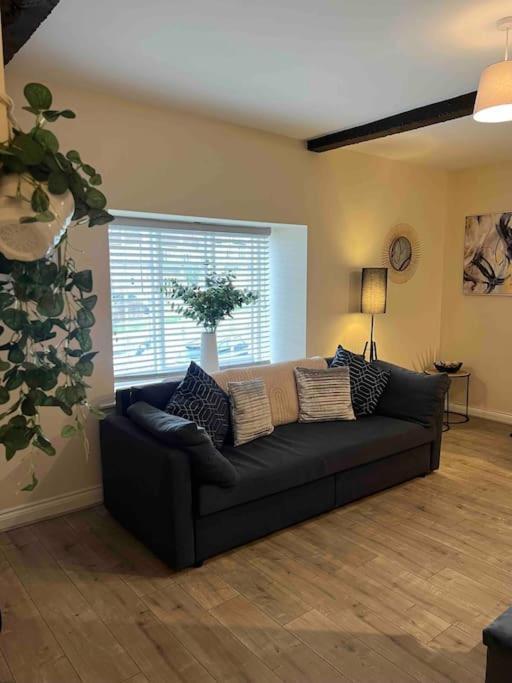 1 Bed Flat, Free Parking, 5 Min Walk To Airbus