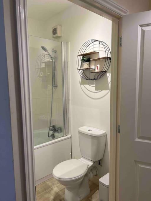 1 Bed Flat, Free Parking, 5 Min Walk To Airbus Apartment