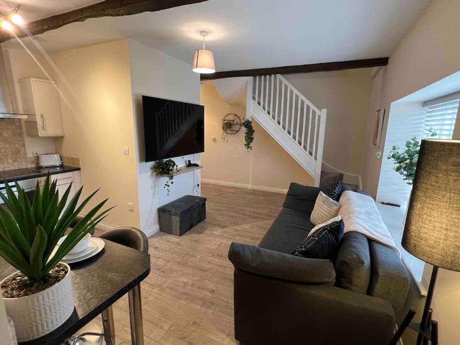 1 Bed Flat, Free Parking, 5 Min Walk To Airbus