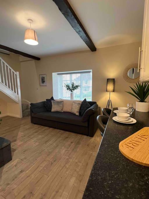 1 Bed Flat, Free Parking, 5 Min Walk To Airbus Apartment