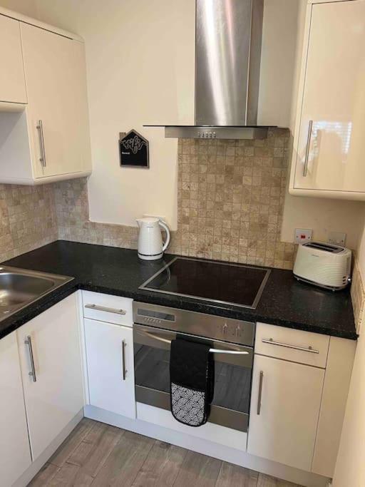 1 Bed Flat, Free Parking, 5 Min Walk To Airbus