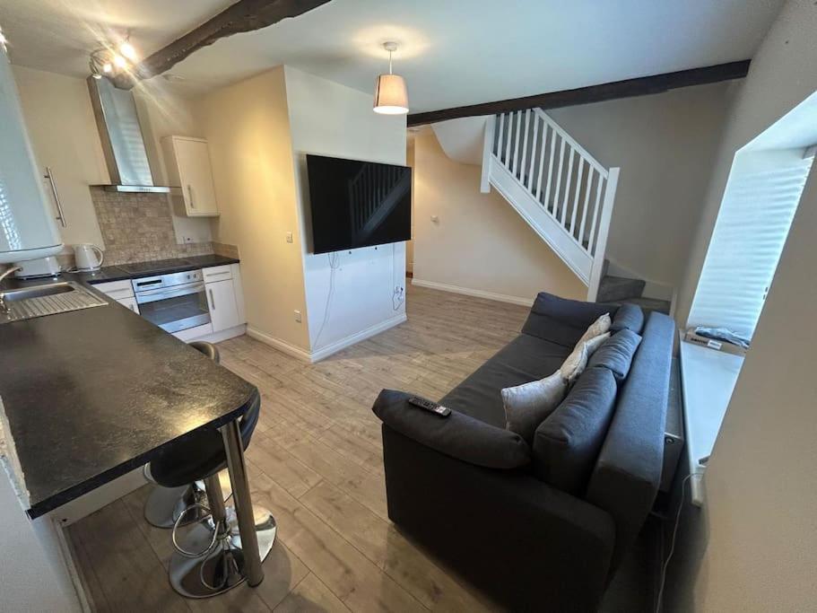1 Bed Flat, Free Parking, 5 Min Walk To Airbus Apartment *