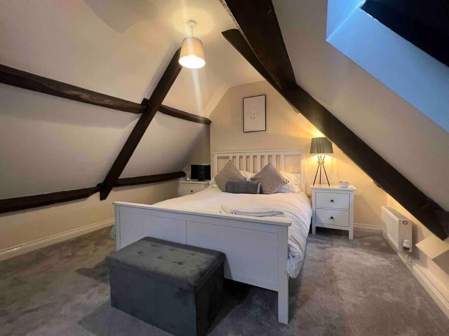 1 Bed Flat, Free Parking, 5 Min Walk To Airbus Apartment *