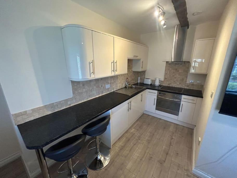 1 Bed Flat, Free Parking, 5 Min Walk To Airbus * Bristol