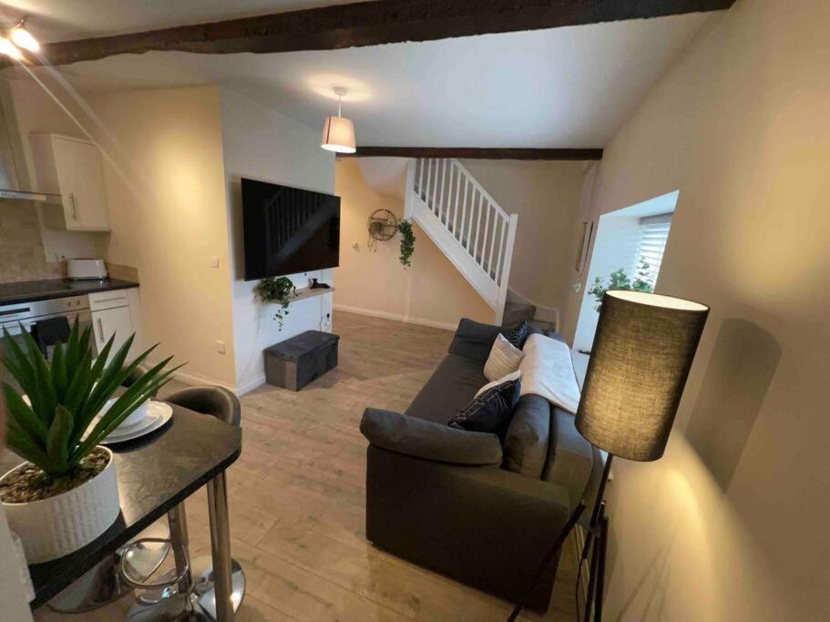1 Bed Flat, Free Parking, 5 Min Walk To Airbus Apartment