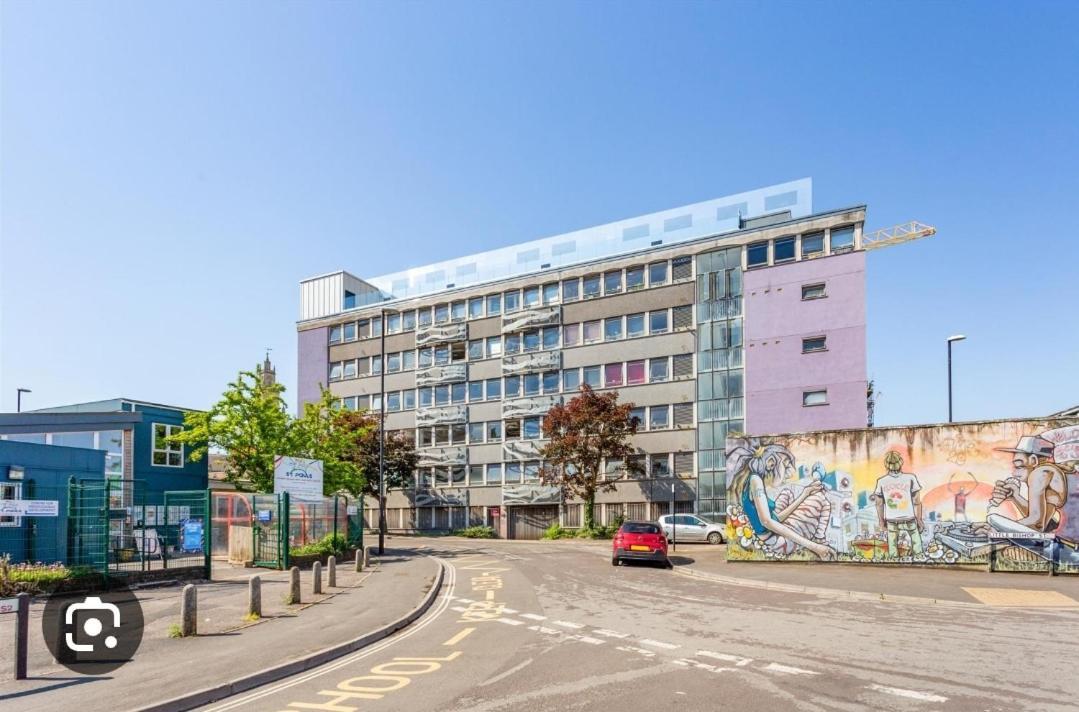 Trendy, Urban Open Plan Apartment