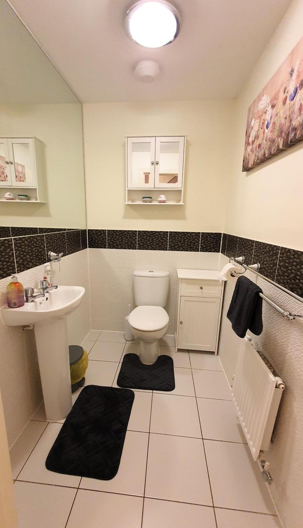 Entire In Cheswick Village *