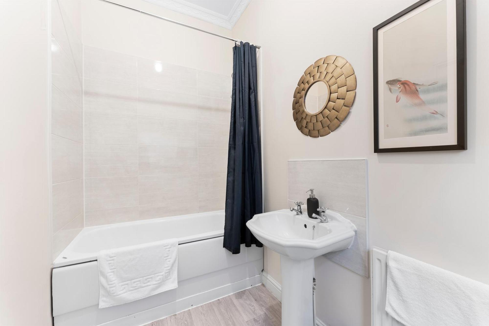 Boutique Flat - Parking - Sleeps 9 Apartment