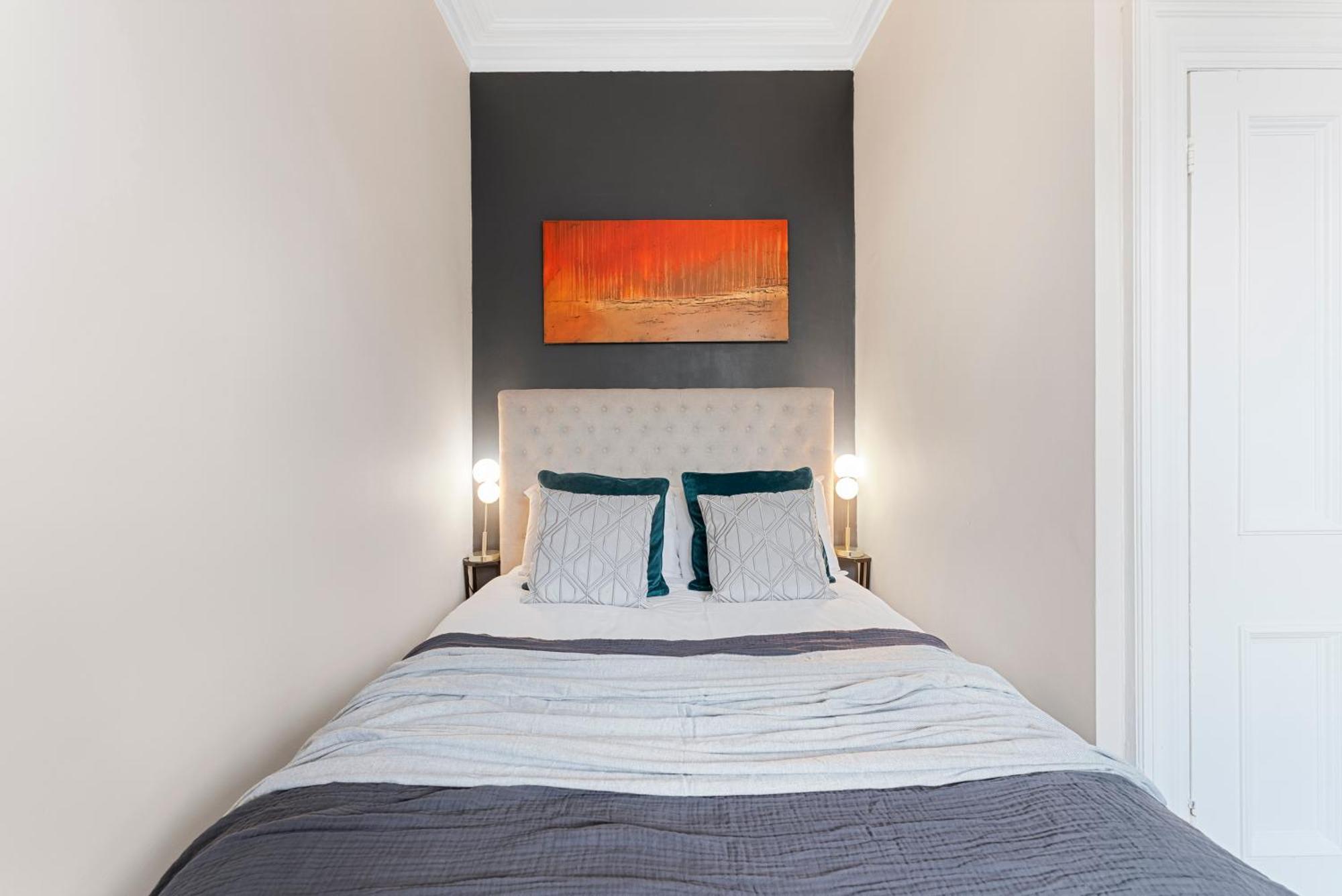 Boutique Flat - Parking - Sleeps 9 Apartment *