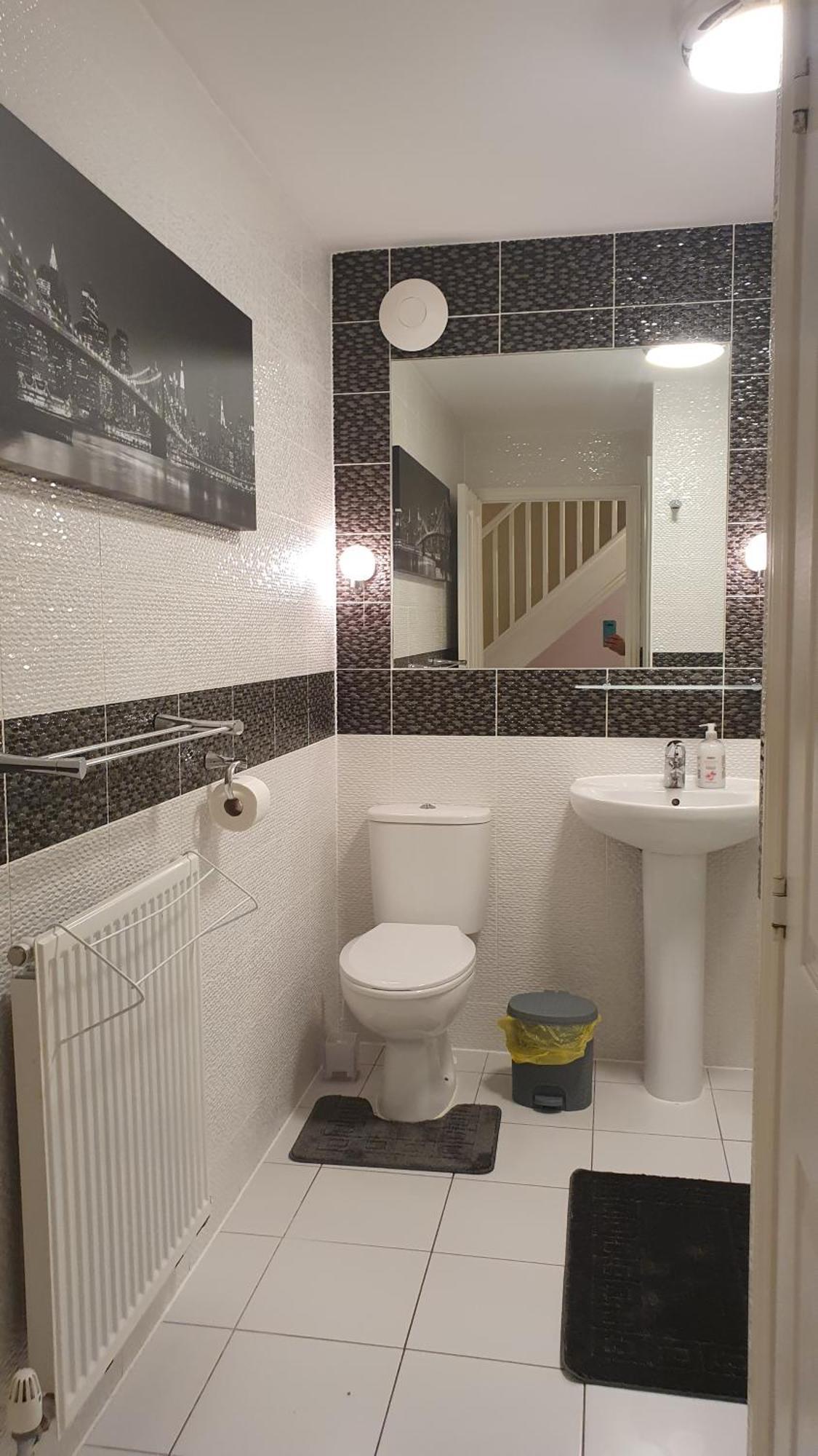 Entire In Cheswick Village Homestay *